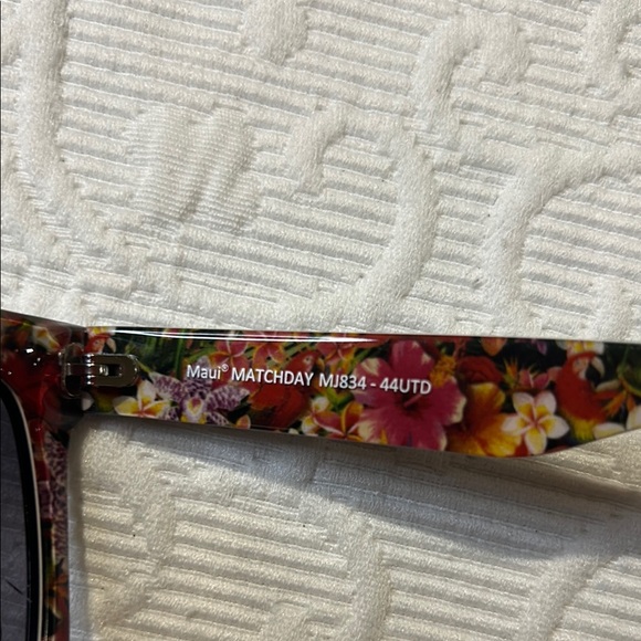 Maui Jim Manchester United Double mirrored Matchday Polarized Sunglasses. FLAW - Picture 7 of 16